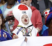 Japonų sirgaliai i&scaron;ties mėgaujasi galimybe pademonstruoti visam pasauliui savo patriotinius jausmus.