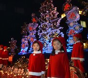 Japonijos sostinėje Tokijuje taip pat įsisiūbuoja &scaron;ventinės linksmybės.