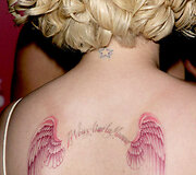 Kelly Osbourne gyvenime tikrai nėra angelas, net jei turi tatuiruotus sparniukus.