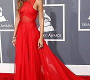 Pasaulinio garso dainininkė Rihanna tapo tikra vakaro žvaigžde &ndash; nuostabi suknelė, pabrėžianti dailią figūrą, nauja ilgų plaukų &scaron;ukuosena, puikus makiažas... 