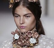 Giambattista Valli kolekcijos modelis auk&scaron;tosios mados savaitėje Paryžiuje. 2013 m. pavasario/vasaros linija. 