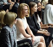 Aktorė Nicole Kidman (viduryje) ir amerikieti&scaron;kojo &bdquo;Vogue&ldquo; redaktorė Anna Wintour (kairėje)