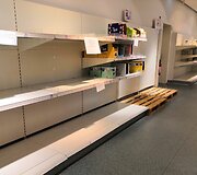 Pandemijos pradžioje trūko ne vien maisto produktų - bene greičiausiai iš parduotuvių dingdavo tualetinis popierius