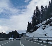 Alpėse snigti gali ir vasarą (nuotraukoje - kalnai 2024 m. balandį)