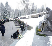 Prezidentė Dalia Grybauskaitė Antakalnio memoriale dalyvavo 1991 m. sausio 13-ąją žuvusiųjų už Lietuvos laisvę pagerbimo ceremonijoje