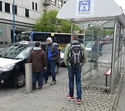 Derybos su taksistu. Žodis taksi para&scaron;ytas valų kalba