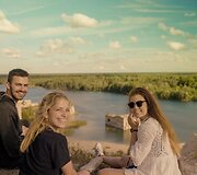 Luna ir Achilleas Estijos Muhu saloje susitiko projekto kolegę, kuri jiems aprodė alvarso kraštovaizdį