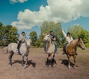 Luna ir Achilleas Estijoje Muhu saloje susitiko projekto kolegę, kuri jiems aprodė alvarso kraštovaizdį žirgais