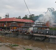 Kremacijos ceremonijos kitame Bagmatės krante