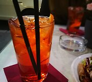 Kokteilis Aperol Spritz bare Olimpico per laimės valandą