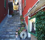 Siaura gatvelė į vir&scaron;ų Varenna miestelyje prie Como ežero