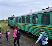 Vaikai bėga į mokyklą
