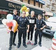 Nuotrauka su nuotaikingais vyrukais &ndash; policininkais