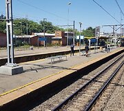 Johanesburgo priemiesčiai pro traukinio langą