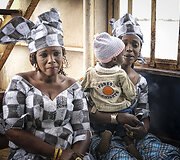Moterys su vaiku kelte. Senegalas