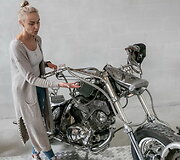 Alina prie vieno i&scaron; Aleksandro restauruotų motociklų