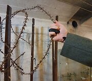 Pasakodamas apie spygliuotą vielą, istorijos entuziastas užsiminė, kad daug eksponatų glemžiasi laikas - jie nėra užkonservuoti, dėl to rūdija