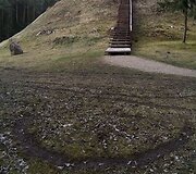 Motociklais i&scaron;važinėtas Kudinų piliakalnis ir jo apylinkės
