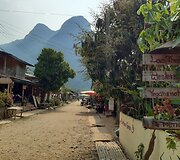 Pagrindinė kaimo gatvė tu&scaron;čia, vaik&scaron;tinėja vos vienas kitas turistas