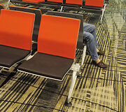 Pavargęs keliautojas Singapūro Changi oro uoste. SIN, 2009