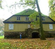Geriausiai i&scaron;laikytas - &Scaron;ateikių dvaro sodybos ponų namas
