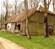 Liaudi&scaron;ko stiliaus &Scaron;ateikių dvaro svirnas vos laikosi ant lauko akmenų pamato