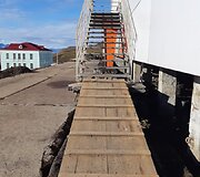 Barencburgas. Įėjimas į daugiabutį ir maisto produktų parduotuvę