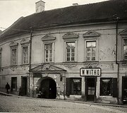 J. Bulhakas, 1937. Kairėje vartų pusėje matosi durys