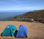 Gomismta. Prieky matosi Kaukazo kalnai ir i&scaron;siki&scaron;ęs Elbrusas - auk&scaron;čiausias kalnas Europoje.