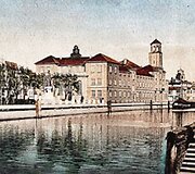 Žvilgsnis i&scaron; kairiojo Dangės kranto į (i&scaron; kairės) miesto Rotu&scaron;ės, Biržos ir senojo pa&scaron;to pastatus. Roberto Shmidto leidyklos XXa. pr. atvirukas. Autoriaus archyvas