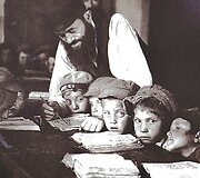 Mokytojas su vaikais chederyje (žydų pradinė mokykla). 1924 m.Fot. Alter Sholem Kacyzne, YIVO instituto fondas