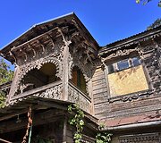 I&scaron;skirtinis savo puo&scaron;yba, autenti&scaron;kumu, &scaron;is medinis namas ilgą laiką stovėjo apleistas. Tačiau jo laukia atgimimas - čia duris atvers Miesto medinės architektūros muziejus (Polocko g. 52, Vilnius)