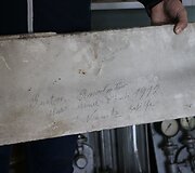Stogo &scaron;iltinimo plok&scaron;tė, kurios viduje &ndash; pluo&scaron;tas. 1912 m. darbininkai įsiamžino, palikdami savitą pėdsaką