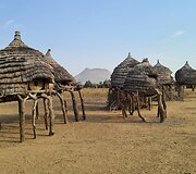 Tradiciniai Toposa genties namai. Kaimai gali būti kelių trobų dydžio, gali ir kelių &scaron;imtų. Pietų Sudanas