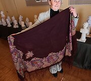 M. B. Navakauskienė didžiuojasi muziejuje saugoma Maironio i&scaron; Sankt Peterburgo tėvų ūkio tarnaitei parvežta skara