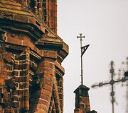 &Scaron;v. Onos bažnyčią galima pavadinti vėtrungių namais &ndash; jos bok&scaron;telius puo&scaron;ia mažos metalinės vėjarodės. Vėjuotą dieną i&scaron;girsite metalinį jų girgždėjimą
