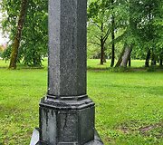 &Scaron;alia Oginskių koplyčios &ndash; paminklas Irenėjui. Nors užra&scaron;yta, kad jis mirė 1863 m. ir čia palaidotas, i&scaron; tiesų manoma, kad jis, vengdamas persekiojimų už dalyvavimą 1863 m. sukilime, slapčia emigravo