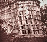 Rietavo Oginskių kultūros istorijos muziejaus archyvo nuotrauka / Jau nykstanti oranžerija apie 1924 m.