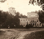 Rietavo Oginskių kultūros istorijos muziejaus archyvo nuotrauka/ Oginskių rūmai apie 1915 m.
