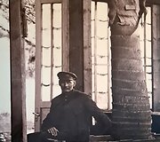 Rietavo Oginskių kultūros istorijos muziejaus archyvo nuotrauka/Paskutinysis dvaro parko sodininkas Bronius Saponka (1862 &ndash; 1961) oranžerijoje prie didžiųjų palmių.