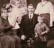 Rietavo Oginskių kultūros istorijos muziejaus archyvo nuotrauka/Dvaro sodininkas Bronius Saponka su &scaron;eima apie 1920 m.
