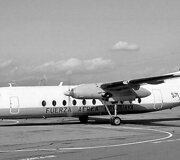  Fairchild Hiller FH-227B lėktuvas, nudažytas katastrofą patyrusio orlaivio spalvomis. Jis buvo naudojamas filme apie nelaimę
