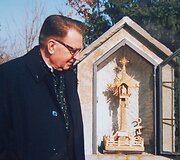Prelatas V. Mincevičius prie lietuvi&scaron;ko koplytstulpio