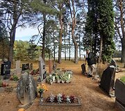F. M. Cataluccio aplankė Semeni&scaron;kių kaimo kapinaites (Biržų raj.) kur palaidotas J. Mekas