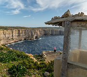 Flo Azure window - ūkininko namelis žvelgiantis į Flo Azure Window skardį