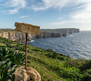 Flo Azure window - Ūkininko žemės riboženklis prie jūros