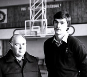 Arvydas Sabonis su tėvu Andriumi (1982 m.)