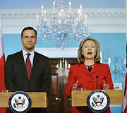 Lenkijos užsienio reikalų ministras Radoslawas Sikorskis ir tuometinė JAV valstybės sekretorė Hillary Clinton