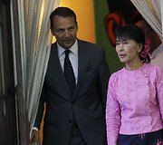 Lenkijos užsienio reikalų ministras Radoslawas Sikorskis ir Mianmaro opozicijos politikė Aung San Suu Kyi