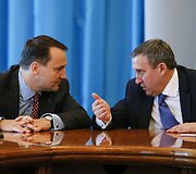 Lenkijos užsienio reikalų ministras Radoslawas Sikorskis ir Ukrainos užsienio reikalų ministras Andrijus De&scaron;čycia